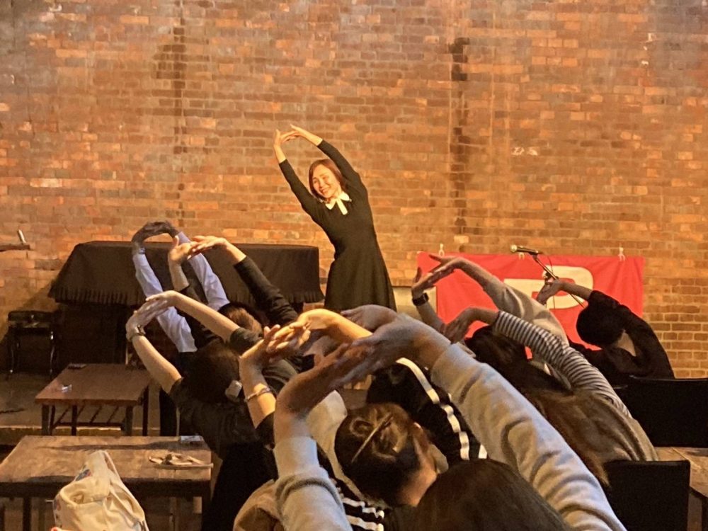 某企業女性労働組合「仕事着そのままヨガ」開催